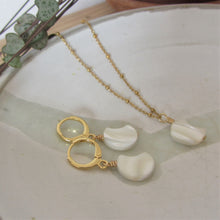 Load image into Gallery viewer, Mother Of Pearl Moon Necklace